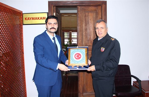 Mersin İl Jandarma Komutanı Tuğgeneral Sn. Ercan ATASOY, Kaymakamımız Sn. Selahattin HIDIR'ı makamında ziyaret etti.